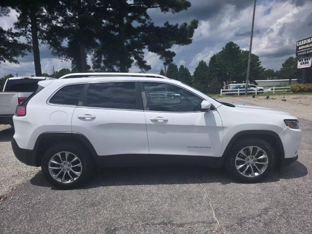 Photo of 2019 Bright White Clearcoat Jeep Cherokee