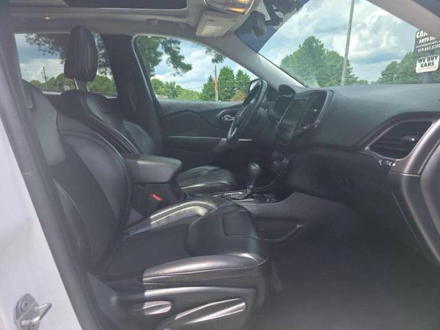 Photo of 2019 Bright White Clearcoat Jeep Cherokee