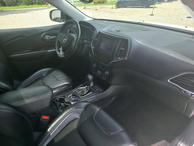 Photo of 2019 Bright White Clearcoat Jeep Cherokee