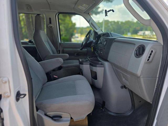 Photo of 2014 Oxford White Ford E350 Super Duty