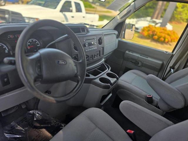 Photo of 2014 Oxford White Ford E350 Super Duty