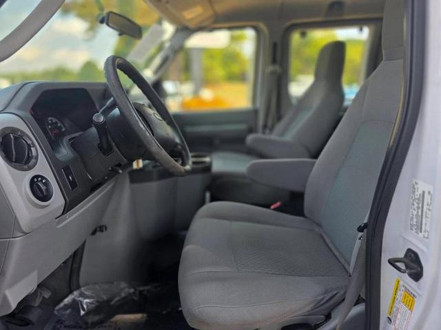 Photo of 2014 Oxford White Ford E350 Super Duty