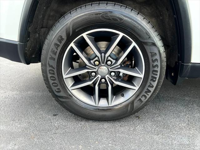 Photo of 2018 Bright White Clearcoat Jeep Grand Cherokee