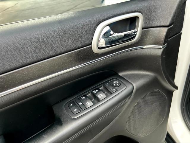 Photo of 2018 Bright White Clearcoat Jeep Grand Cherokee