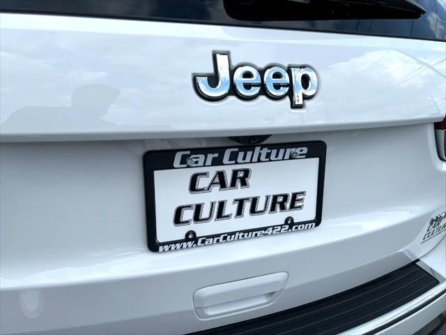 Photo of 2018 Bright White Clearcoat Jeep Grand Cherokee