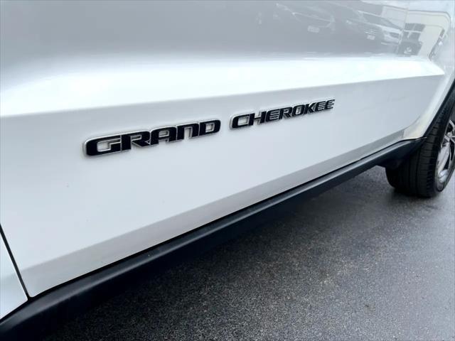 Photo of 2018 Bright White Clearcoat Jeep Grand Cherokee