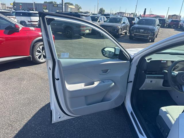 Photo of 2025 Atlas White Hyundai KONA