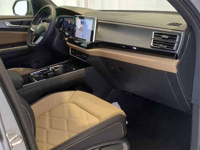 Photo of 2025 Silver Mist Metallic Volkswagen Atlas Cross Sport