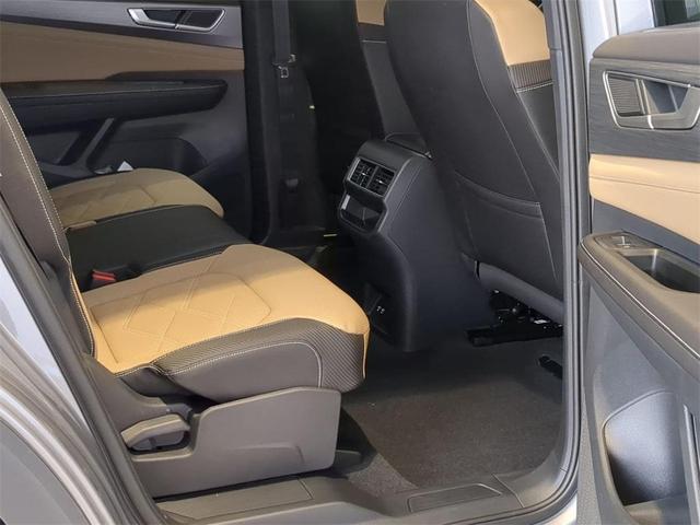Photo of 2025 Silver Mist Metallic Volkswagen Atlas Cross Sport