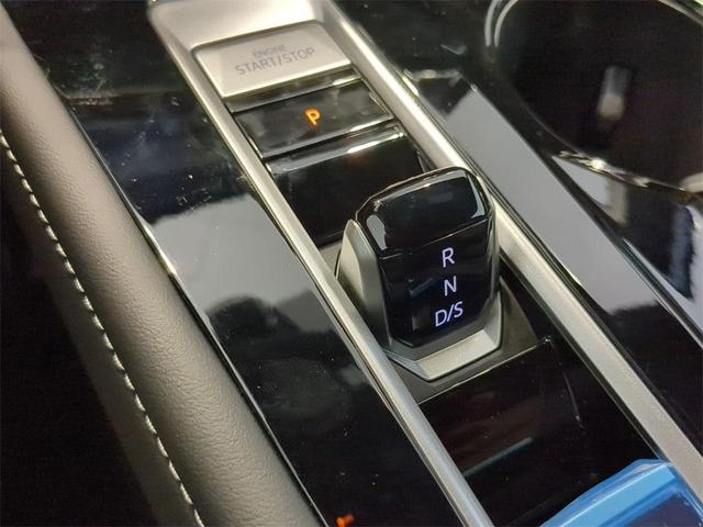Photo of 2025 Silver Mist Metallic Volkswagen Atlas Cross Sport