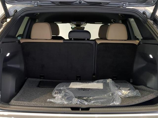 Photo of 2025 Silver Mist Metallic Volkswagen Atlas Cross Sport