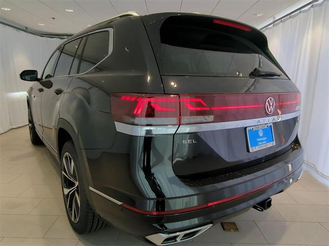 Photo of 2025 Deep Black Pearl Effect Volkswagen Atlas