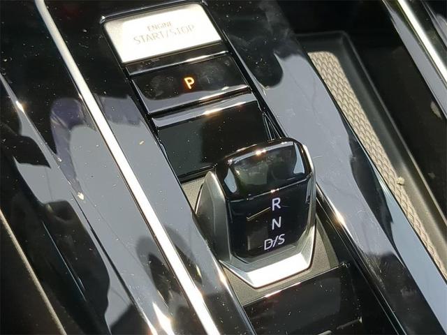 Photo of 2025 Opal White Pearl Effect Volkswagen Golf GTI