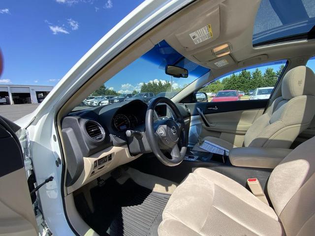 Photo of 2014 Pearl White Nissan Maxima