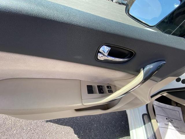 Photo of 2014 Pearl White Nissan Maxima