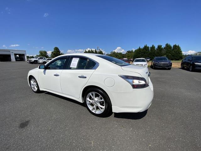 Photo of 2014 Pearl White Nissan Maxima