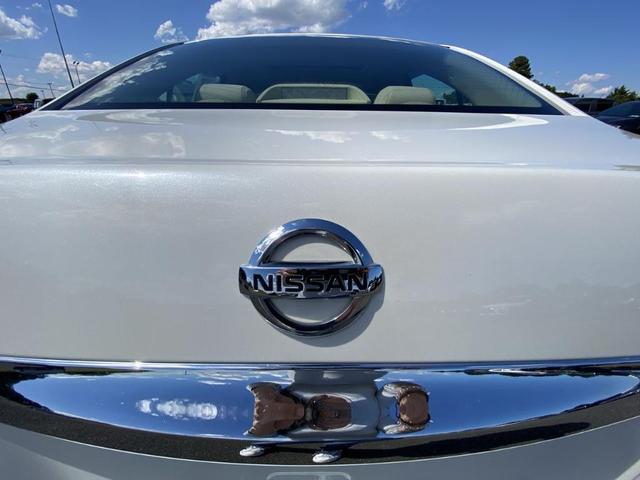 Photo of 2014 Pearl White Nissan Maxima