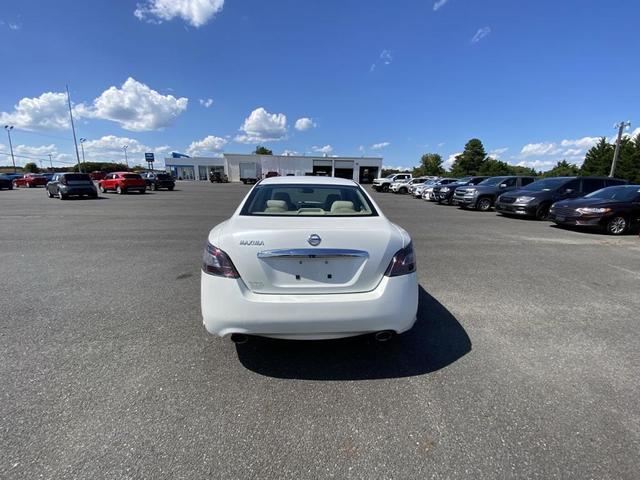 Photo of 2014 Pearl White Nissan Maxima