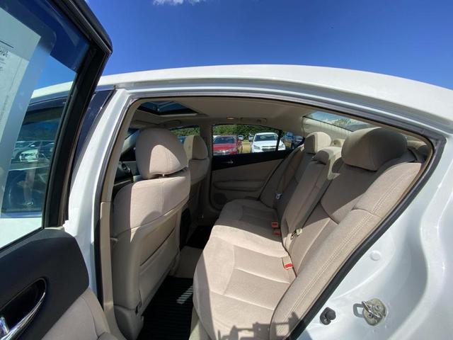 Photo of 2014 Pearl White Nissan Maxima
