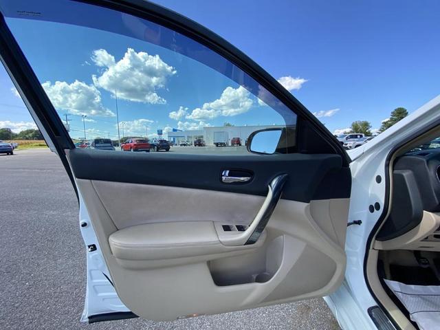 Photo of 2014 Pearl White Nissan Maxima