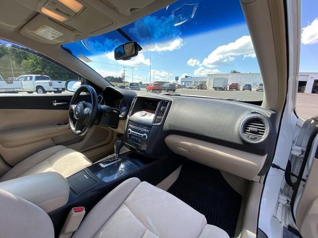 Photo of 2014 Pearl White Nissan Maxima