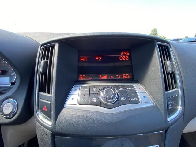 Photo of 2014 Pearl White Nissan Maxima