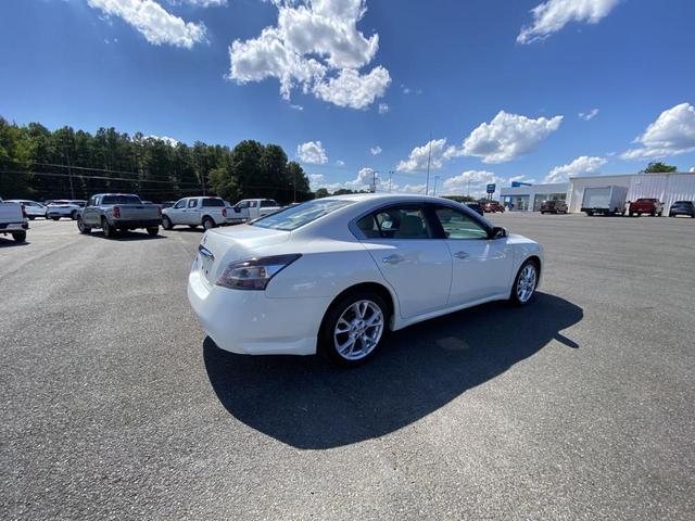 Photo of 2014 Pearl White Nissan Maxima