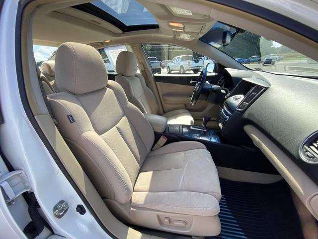 Photo of 2014 Pearl White Nissan Maxima