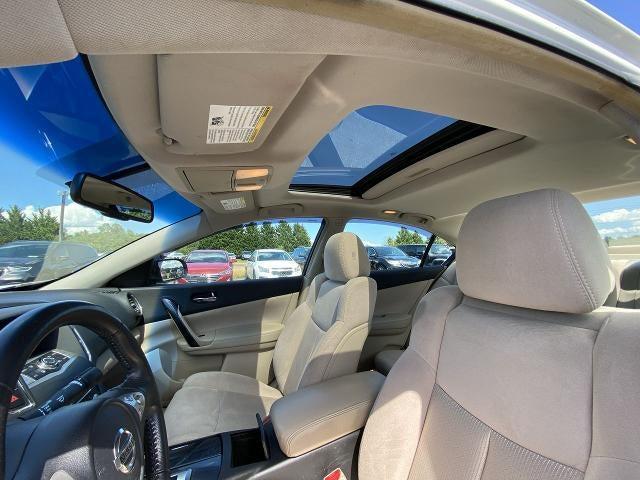 Photo of 2014 Pearl White Nissan Maxima