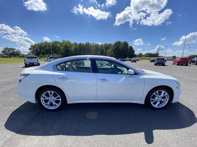 Photo of 2014 Pearl White Nissan Maxima