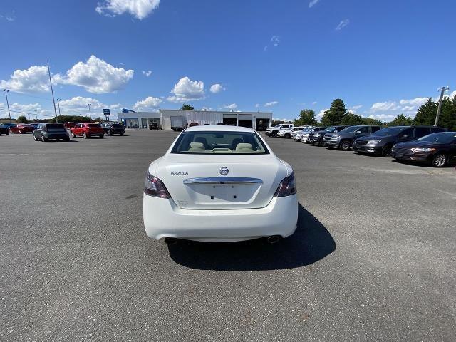 Photo of 2014 Pearl White Nissan Maxima