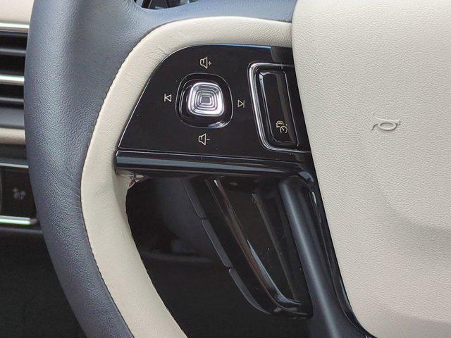 Photo of 2025 White Lincoln Corsair