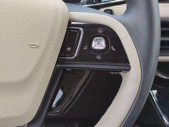 Photo of 2025 White Lincoln Corsair