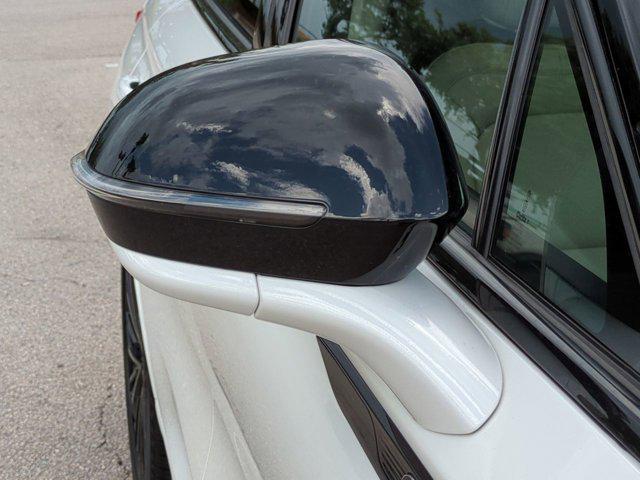 Photo of 2025 White Lincoln Corsair