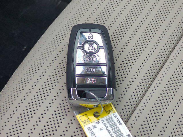 Photo of 2025 White Platinum Lincoln Nautilus