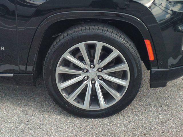 Photo of 2023 Diamond Black Crystal Pearlcoat Jeep Grand Wagoneer