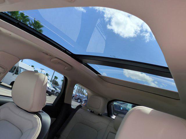 Photo of 2025 White Lincoln Corsair