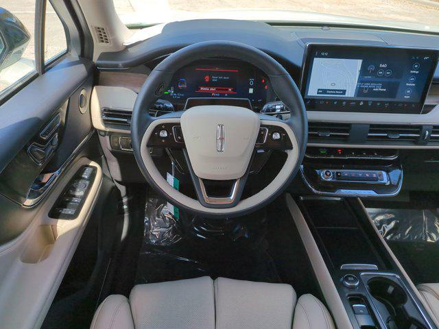 Photo of 2025 White Lincoln Corsair