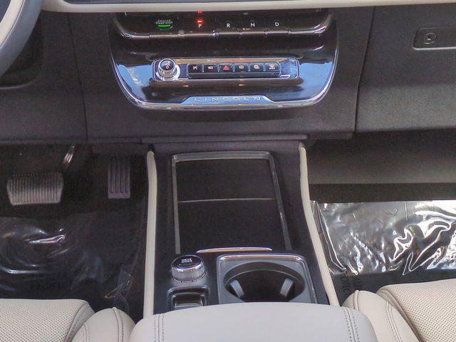 Photo of 2025 White Lincoln Corsair