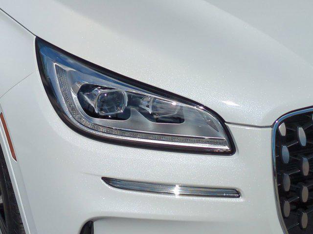 Photo of 2025 White Lincoln Corsair