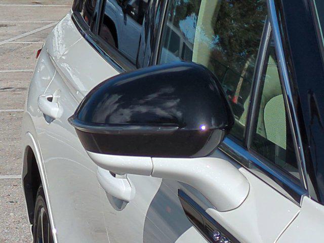 Photo of 2025 White Lincoln Corsair
