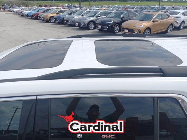 Photo of 2021 Summit White Chevrolet Traverse