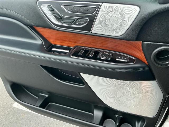 Photo of 2019 White Lincoln Navigator