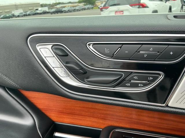 Photo of 2019 White Lincoln Navigator