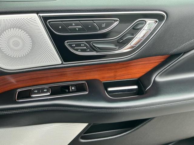 Photo of 2019 White Lincoln Navigator