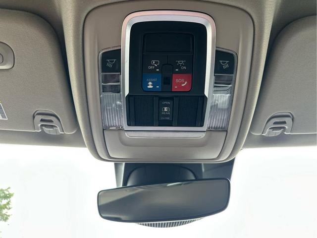 Photo of 2022 Diamond Black Crystal Pearlcoat RAM 1500
