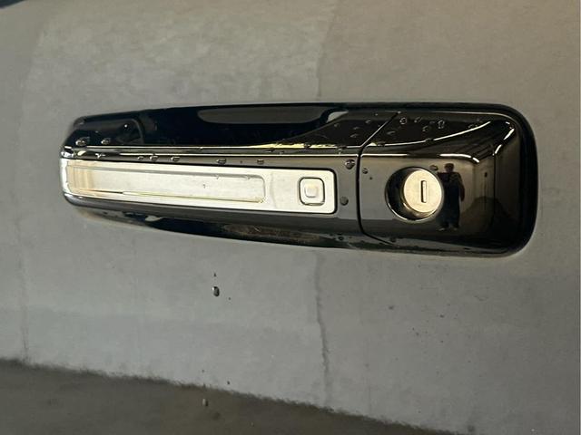 Photo of 2022 Diamond Black Crystal Pearlcoat RAM 1500