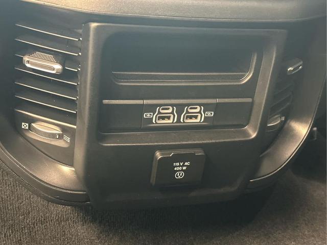 Photo of 2022 Diamond Black Crystal Pearlcoat RAM 1500