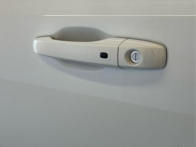 Photo of 2022 Bright White Clearcoat Chrysler 300
