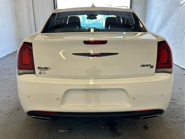 Photo of 2022 Bright White Clearcoat Chrysler 300